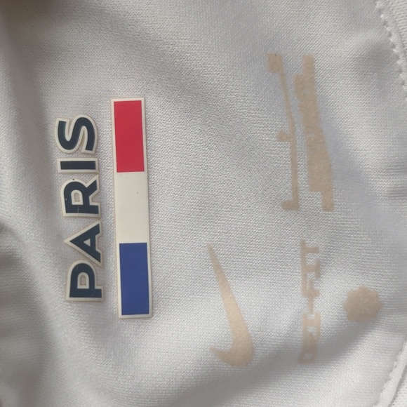 Paris Saint-Germain White and Pink Jersey - Picture 15 of 15